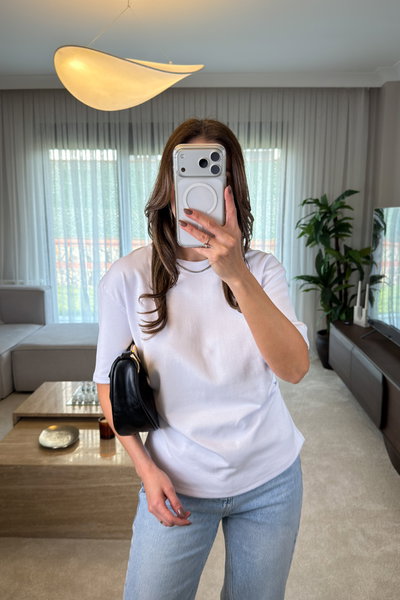 YANI PİLELİ ARKA YIRTMAÇ DETAYLI TSHİRT