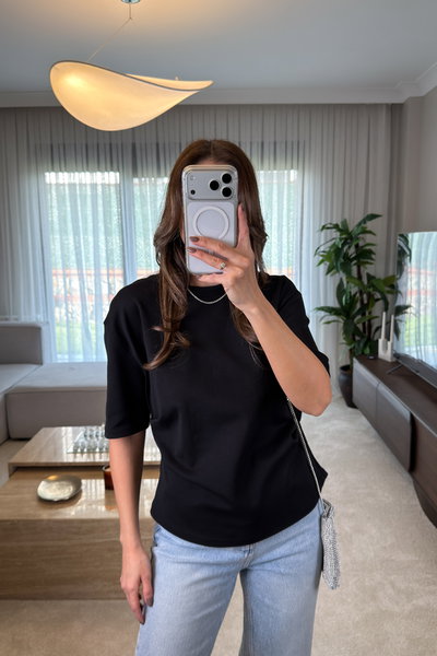 YANI PİLELİ ARKA YIRTMAÇ DETAYLI TSHİRT