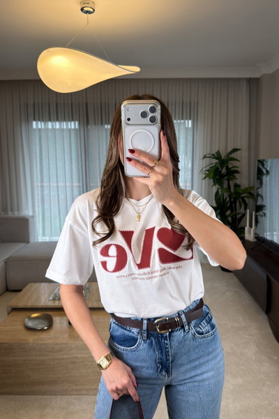LOVE NAKIŞ DETAYLI TSHİRT
