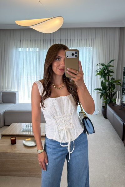 Önü Bağcik Detayli Brode Bluz