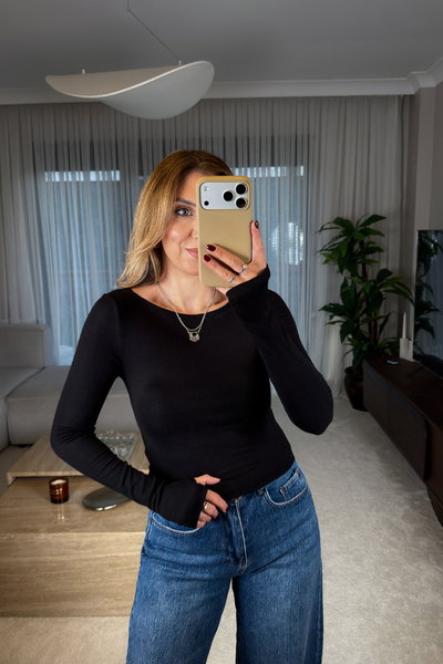 Parmak Geçmeli Kayık Yaka Body